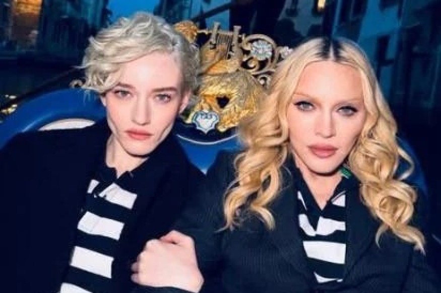 Madonna un Džūlija Gārnere Venēcijā gondolā atveidoja ikonisko ainu no Like a Virgin